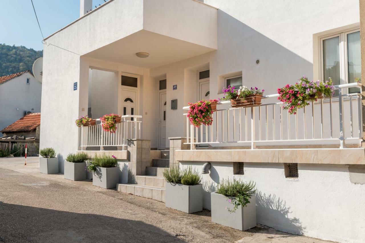 Apartments Galeb Blace Eksteriør billede